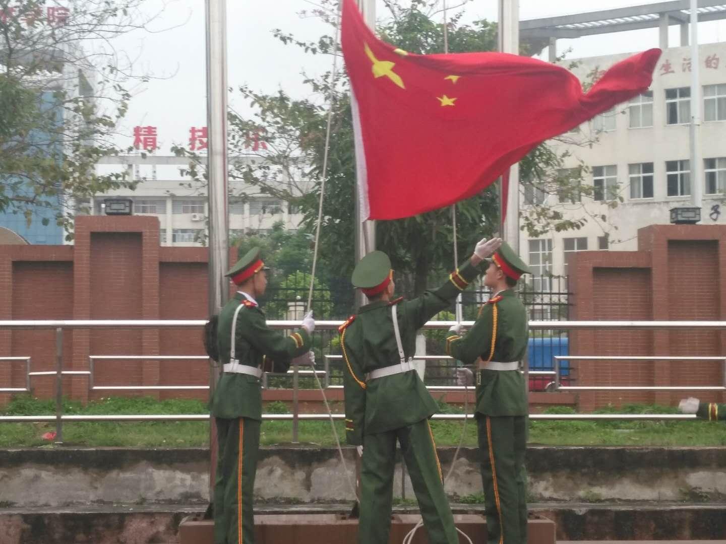 航空机电系和大三毕业班学生参加了升旗仪式.