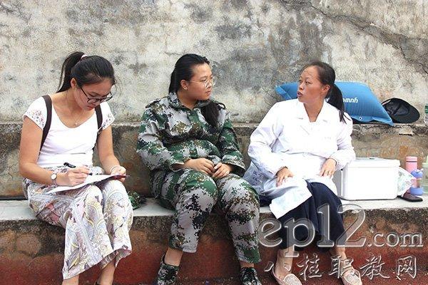 蓝尉尹医师（右）与学生交流了解病情