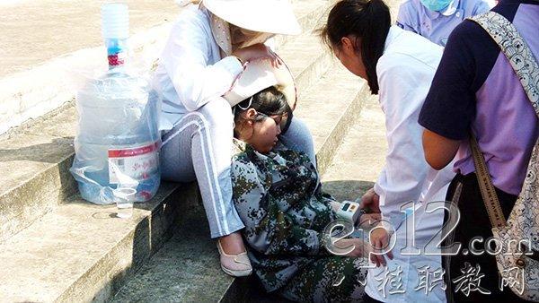 校医罗焰月在烈日下照顾生病的军训新生