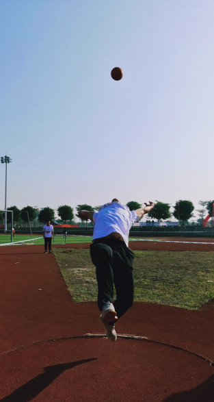 后抛实心球比赛现场