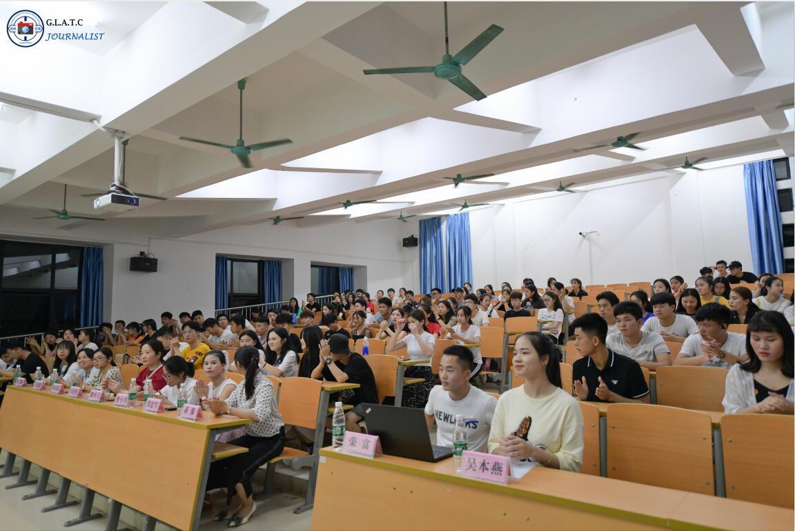 会上,航空管理系书记张家伟老师向大家宣布航空管理系学生会成员名单