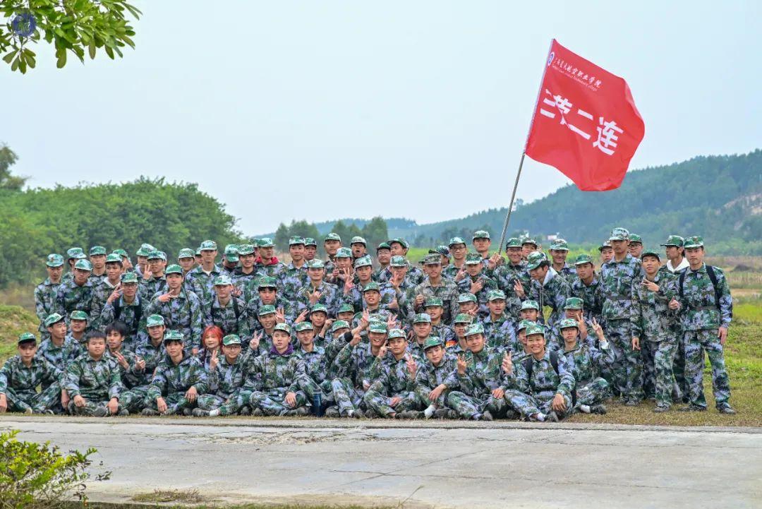 广西科技师范学院军训图片