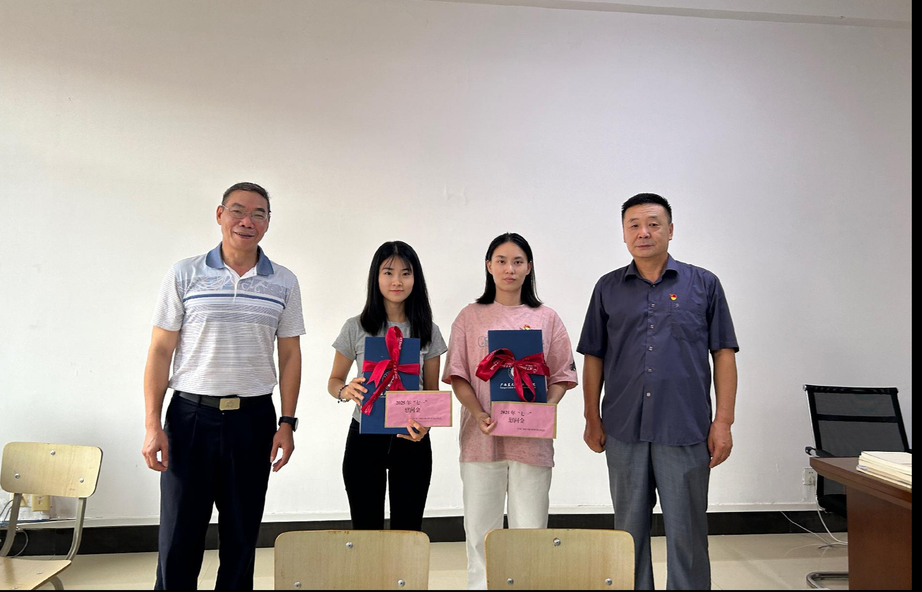 学校党委开展“七一”慰问困难党员活动